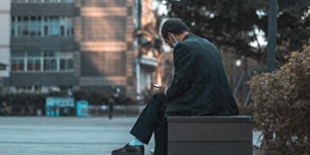 高中生想炒股？先看看中年大叔被套牢的扎心真相