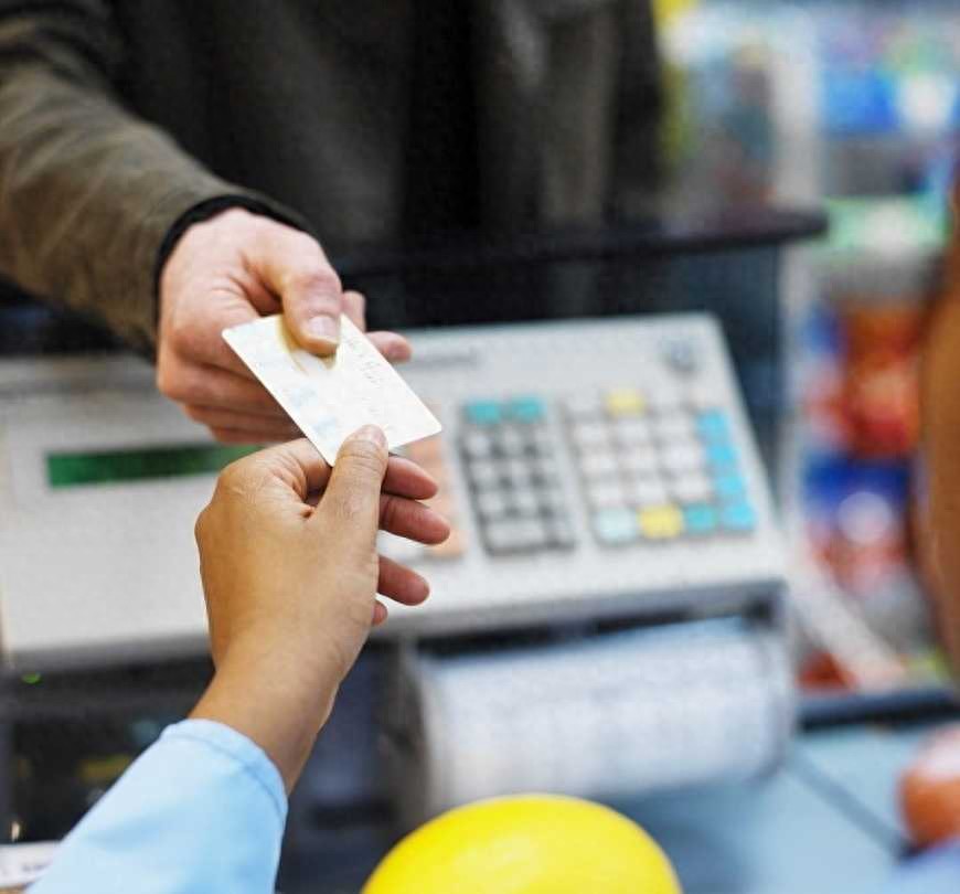 信用卡一天刷六次能免年费吗_信用卡推销礼品_信用卡周转资金好处