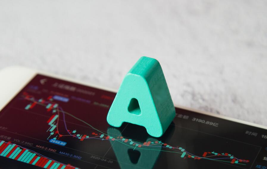 为什么今天股市大跌_A股探底回升_科技板块新能源走强