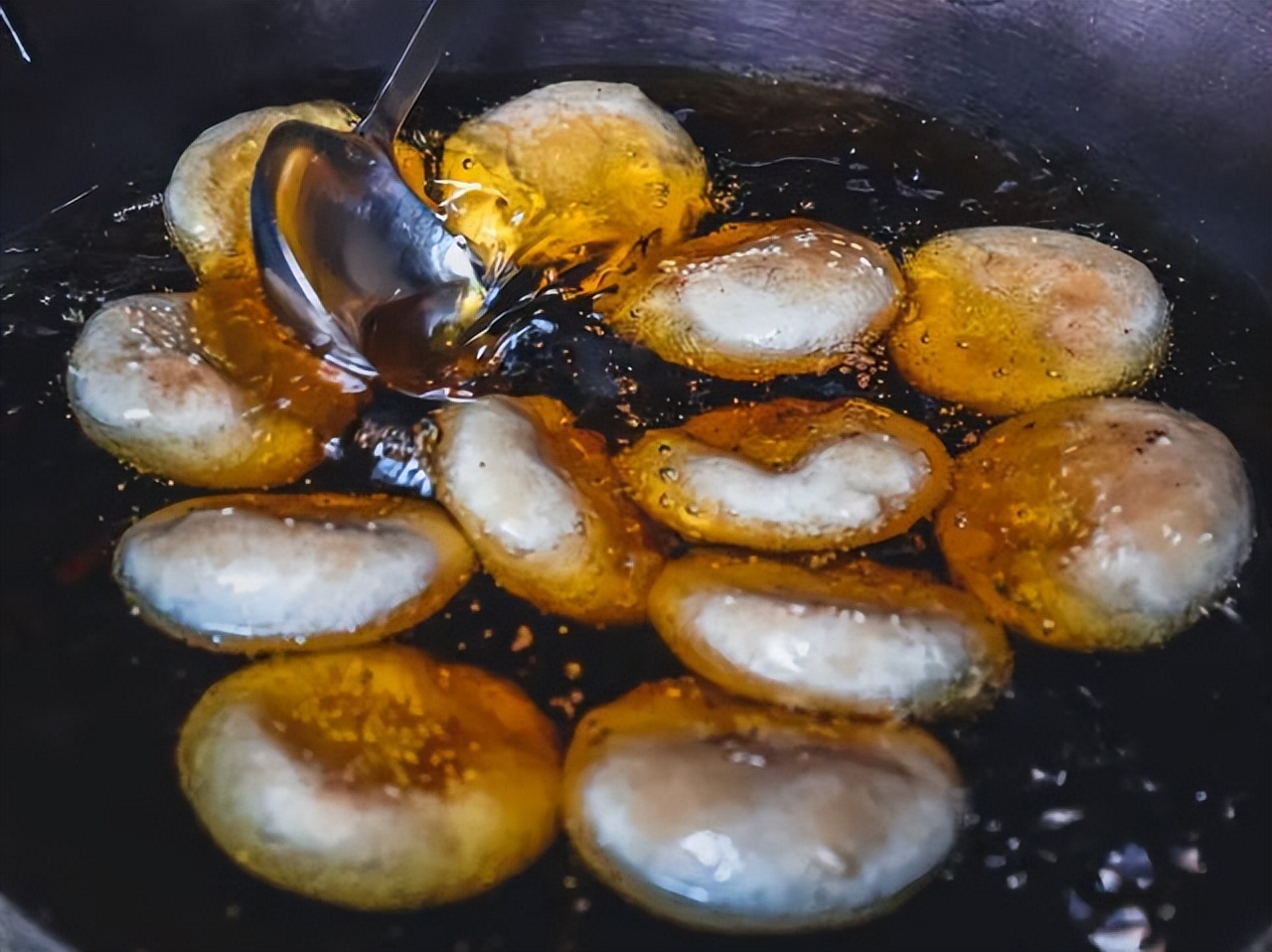 高要特色手信制作过程 白土煎堆制作方法 疍家糕传统制作工艺_高要为什么吃蛋黄