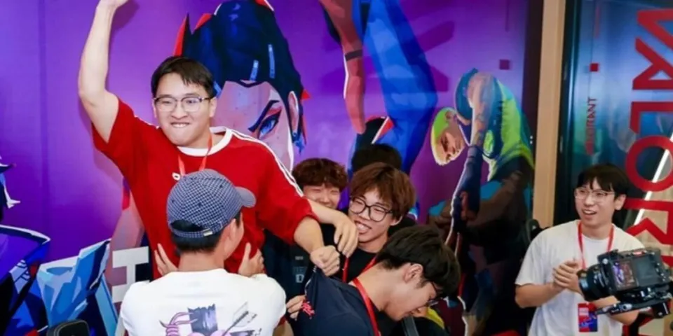 网吧比赛夺冠玩家：圆电竞梦，享受竞技，不在意能否成职业选手